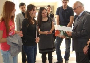 Gönen'e öğrencilerinden destek istedi