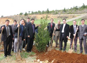 Derbentli öğrenciler 500 ağacı toprakla buluşturdu