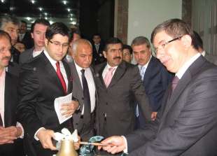 İlk gong vuruşu Davutoğlu'ndan