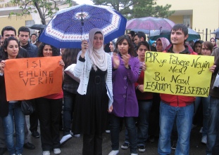 Öğrencilerden atamaları protesto etti