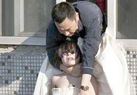 Gelinlikle İntihar eden kız son anda yakalandı