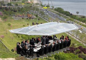 Boğaz'a nazır evleri gökyüzünde satıyor