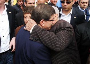 Davutoğlu ezilme tehlikesi geçirdi