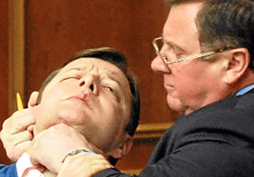 Mecliste boğaz boğaza kavga anı