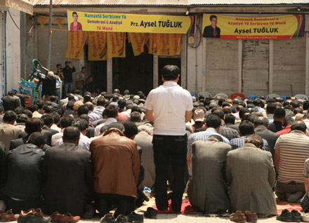 Böyle namaza durdular