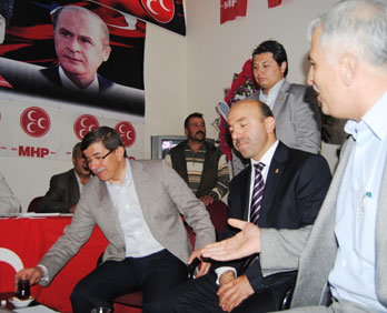 Davutoğlu'ndan Mhp'ye sürpriz ziyaret