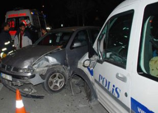 Kırmızı ışıkta durmadı: 1'i polis, 4 yaralı