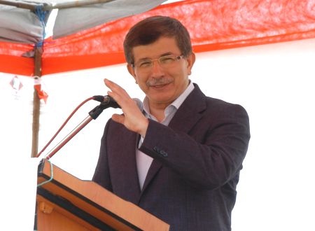 Davutoğlu'na şemsiyeli önlem / VİDEO