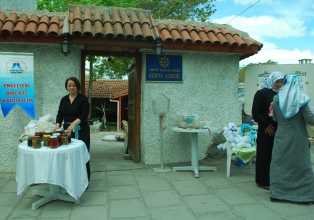 Zihinsel engelli çocuklar için kermes açtılar