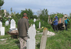 Kabirleri ot bürüdü