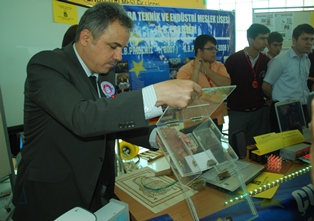 Katlanabilir seçim sandiği ilgi çekti