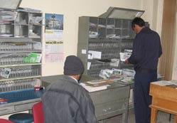 Halk gelen mektubu kendisi alıyor