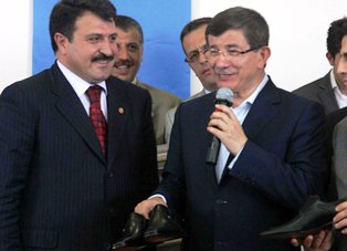 Davutoğlu'na, 'Davutoglu' yazılı ayakkabı