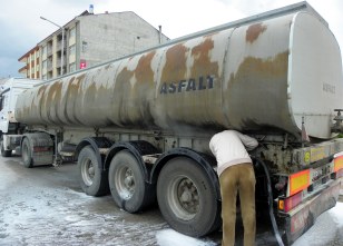 Konya'da seyir halindeki TIR yandı