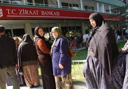 Kart kullanmayı bilmeyen emekli...