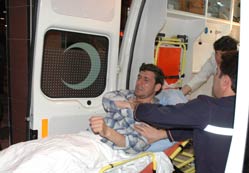 Kıraathanede bıçaklandı