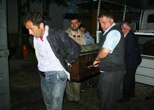 Evden uzaklaştırılan koca canına kıydı