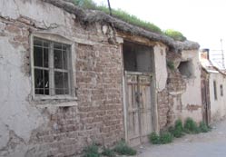 Yıkılmaya yüz tutmuş evler...