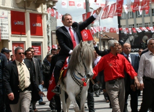 Zeybek, Konya mitingine böyle geldi