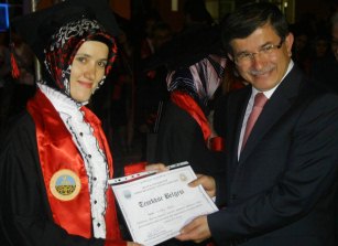 Davutoğlu mezuniyet törenine katıldı