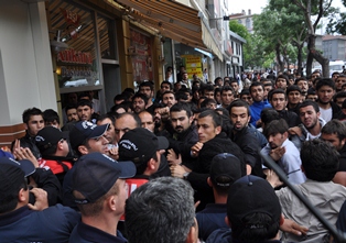 Konya'da BDP'liler polise saldırdı