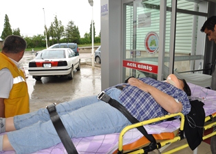 Otomobil bariyerlere çarptı: 1 yaralı