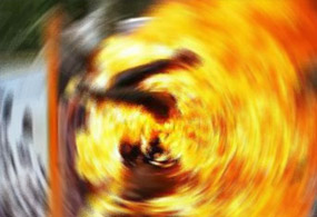 Tecavüzcüsünü benzin dökerek yaktı