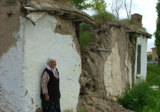 Yıkıntı evde korkuyla yaşıyor