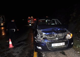 Otomobil çekiciye çarptı: 5 yaralı