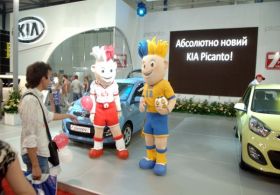 Otomobil fuarında Euro 2012 maskotları boy gösterdi