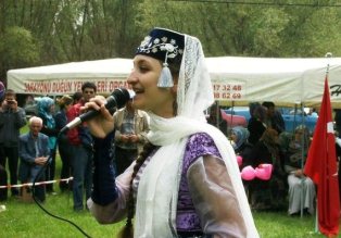 Tatarlar, Afize Yusuf kızı ile coştu