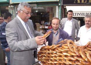 Simit aldı, destek istedi