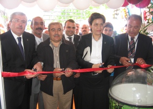 Bir kurdeleye makas attılar