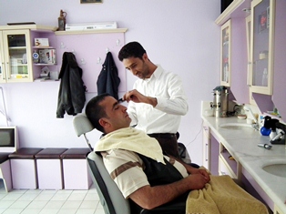 Akşehir'de kuaförler süresiz açık kalabilecek