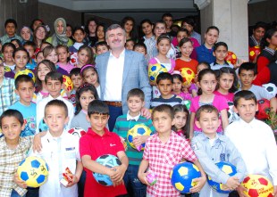 Akyürek, çocuklara şivlilik dağıttı