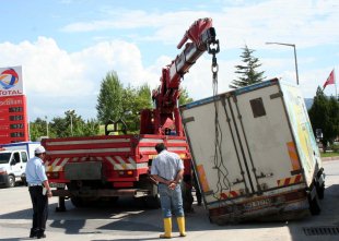 Yol çöktü, arka lastik çukura düştü