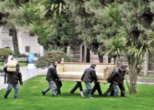 'Harem'deki tahtı lojmanına taşıttı'