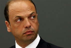 Berlusconi veliahtını parlatıyor