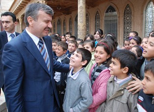 Öğrencilere başarılar diledi