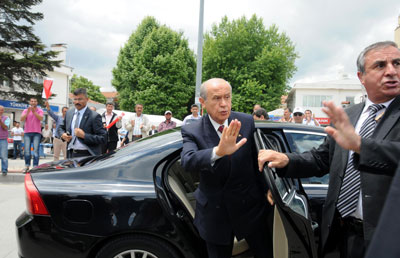Bahçeli ülkücü gençleri fırçaladı