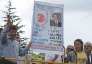 Davutoğlu'na 'Hizmet Cüzdanı'