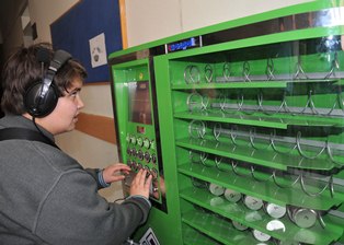 Bu cihaz başarılı öğrenciye çikolata veriyor