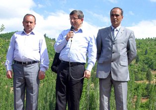 Davutoğlu: Boynumuzu eğmeyiz