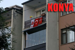 Aynı balkonda CHP ve MHP bayrağı