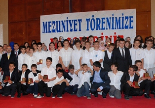 M.Aymaz'da mezuniyet coşkusu
