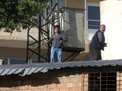 Bozkurt işareti yaparak BDP'lileri taşladılar