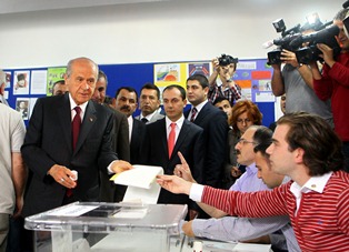 Seçim sonrası MHP'de istifa depremi!