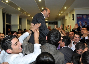 Harun Tüfekçi omuzlarda...