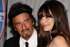 Genç sevgili yüzünü güldürdü