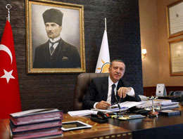 Erdoğan'ın masasındaki kırmızı dosya